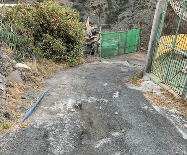 El asfalto ha ido desapareciendo hasta dejar al descubierto la tubería de abasto (Foto TA)